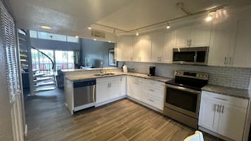 Frigorífico, microondas, horno y placa de cocina