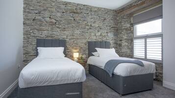 4 bedrooms, iron/ironing board, Internet, bed sheets