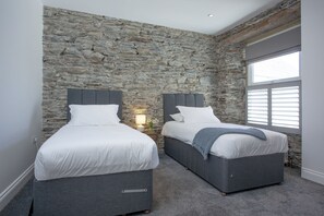 4 bedrooms, iron/ironing board, internet, bed sheets