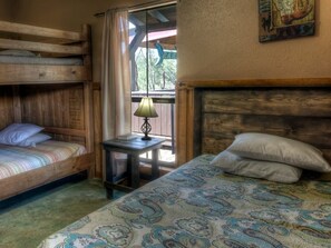 4 bedrooms, free WiFi - Rustic Tavern @ Frio River Vacation Rentals (Concan)