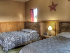 4 bedrooms, free WiFi - Rustic Tavern @ Frio River Vacation Rentals (Concan)