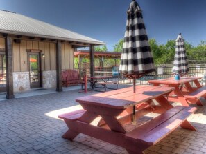 Outdoor dining - Rustic Tavern @ Frio River Vacation Rentals (Concan)