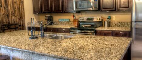 冷蔵庫、電子レンジ、オーブン、コンロ