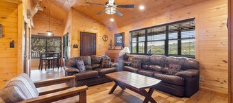 Coyote Canyon Lodge, Private Pool, @ Frio River Vacation Rentals