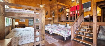 Coyote Canyon Lodge, Private Pool, @ Frio River Vacation Rentals