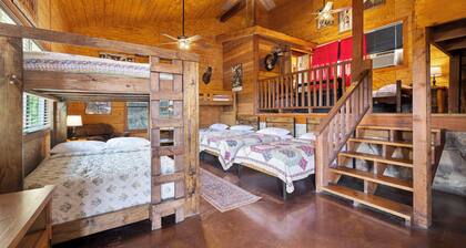 Coyote Canyon Lodge, Private Pool, @ Frio River Vacation Rentals