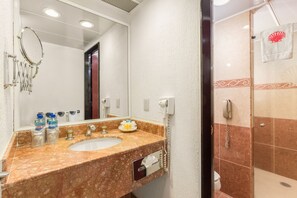 Dusche, Regendusche, kostenlose Toilettenartikel, Haartrockner