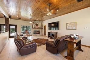 TV, fireplace