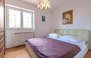 Apartment, Mehrere Betten | 3 Schlafzimmer, Bügeleisen/Bügelbrett, kostenloses WLAN, Bettwäsche