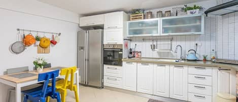 Refrigerador, placa de cocina, cafetera/tetera, licuadora