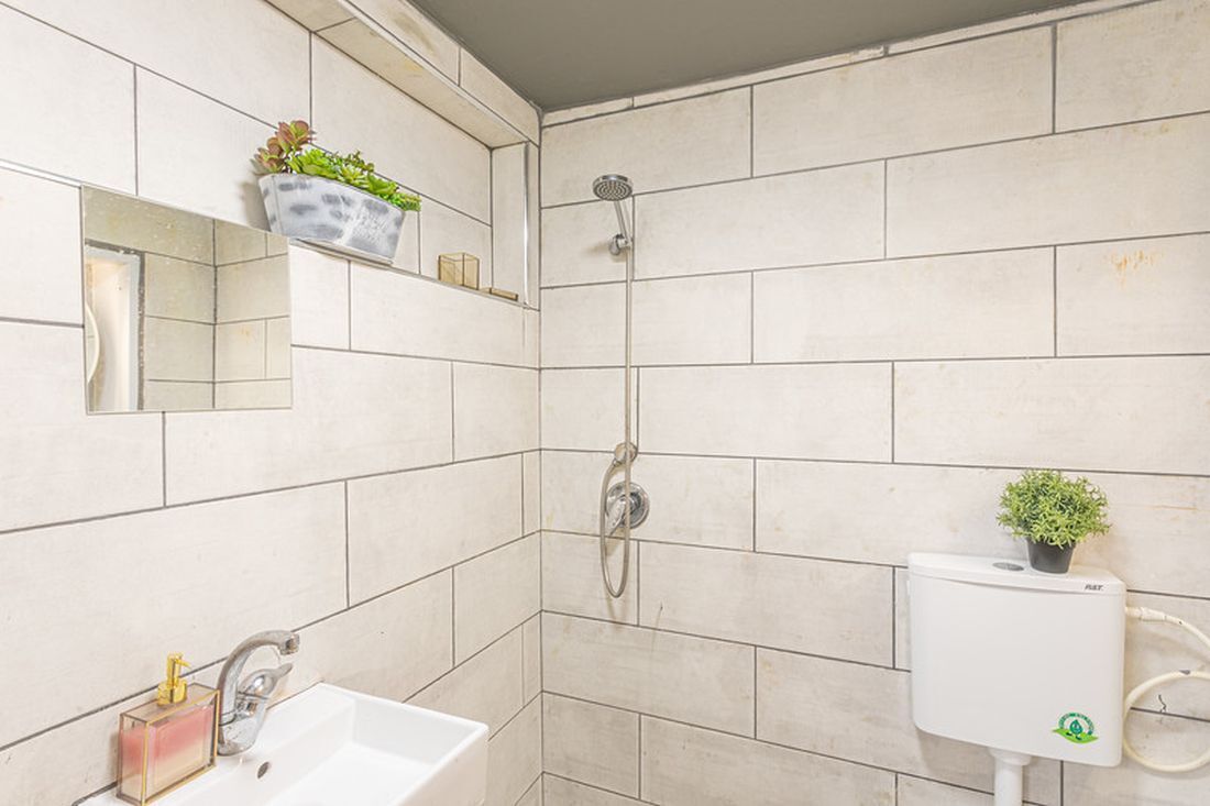 浴缸、吹风机、毛巾、肥皂