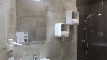 Een douche, een haardroger, handdoeken