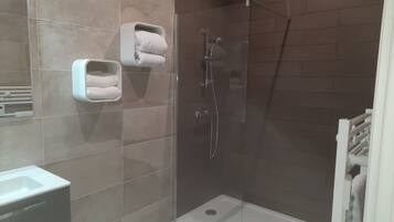 Een douche, een haardroger, handdoeken