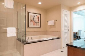 Dusche, Whirlpool, Haartrockner, Handtücher