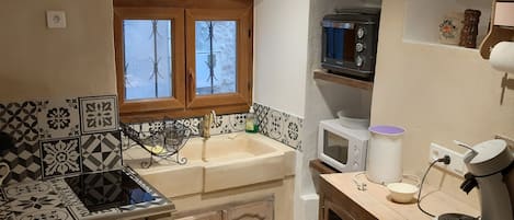 Réfrigérateur, micro-ondes, four, plaque de cuisson