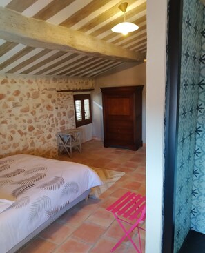 2 bedrooms, iron/ironing board, bed sheets - Charming village house (year-round rental) (Montmeyan)