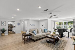 Smart TV, chimenea, libros y oficina