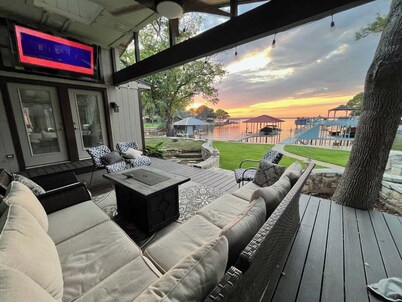 6BR/5Bath Single Story Lake Front Home at Cedar Creek w/ boat rental option