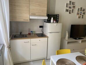 Réfrigérateur, micro-ondes, four, plaque de cuisson