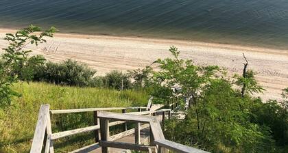 Peaceful Tree House on the Sound