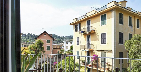 Um prédio residencial com várias varandas e vista para uma encosta.