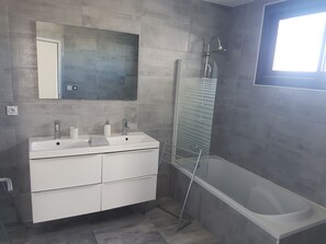 Een haardroger, handdoeken, toiletpapier