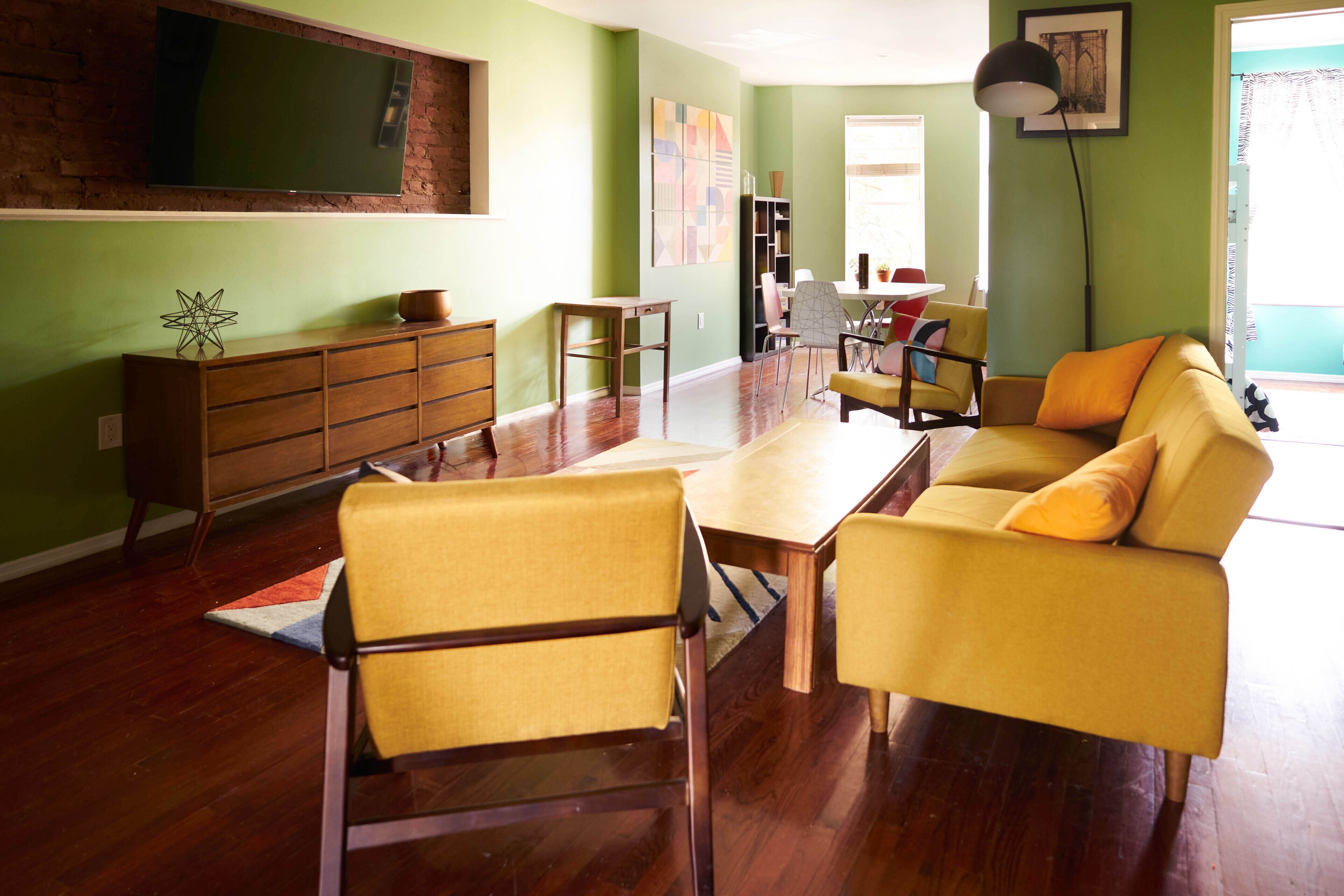 Colorful Sunny family friendly Apartment