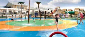 Town Centre, Very Close to Sea & Restaurants. X2 King Size Beds