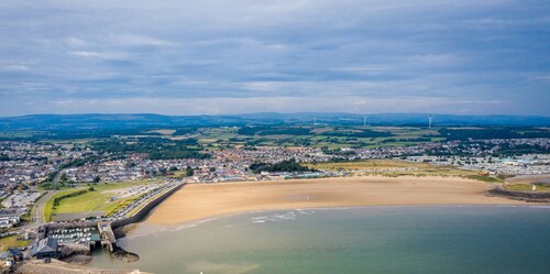 Town Centre, Very Close to Sea & Restaurants. X2 King Size Beds