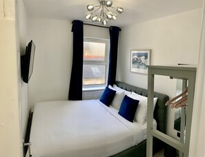 2 bedrooms, iron/ironing board, travel cot, free WiFi - Town Centre, Very Close to Sea & Restaurants. X2 King Size Beds (Porthcawl)