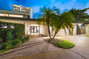 Exterior - Lifestyle Villa on the water (Hallandale Beach)