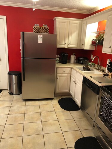 Gated Condo Community and Personal parking, Near campus, WIFI, Washer/Dryer 
