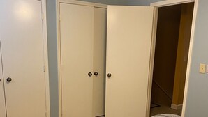 A bedroom with a bed, two wardrobes, and a ceiling fan. - Gated Condo Community and Personal parking, Near campus, WIFI, Washer/Dryer  (Oxford)
