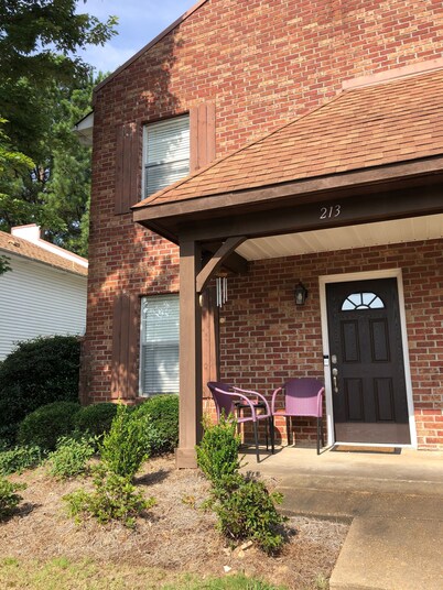 Gated Condo Community and Personal parking, Near campus, WIFI, Washer/Dryer 