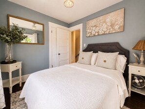 3 bedrooms, desk, iron/ironing board, travel cot