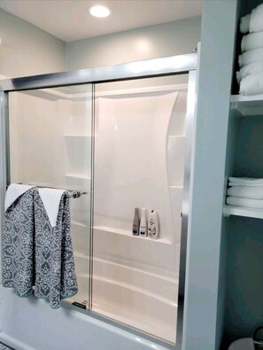 Duschwanne, Haartrockner, Handtücher, Seife