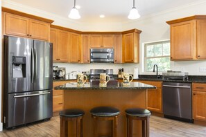 Fridge, microwave, oven, stovetop - LONG-TERM DISCOUNTED STAYS WELCOME!  3BD/2BA in WEST ASHEVILLE  Dog Friendly  (Asheville)
