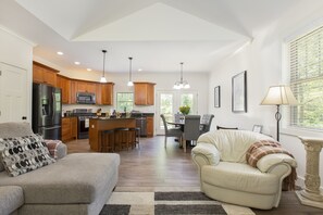 Smart TV - LONG-TERM DISCOUNTED STAYS WELCOME!  3BD/2BA in WEST ASHEVILLE  Dog Friendly  (Asheville)