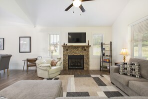 Smart TV - LONG-TERM DISCOUNTED STAYS WELCOME!  3BD/2BA in WEST ASHEVILLE  Dog Friendly  (Asheville)