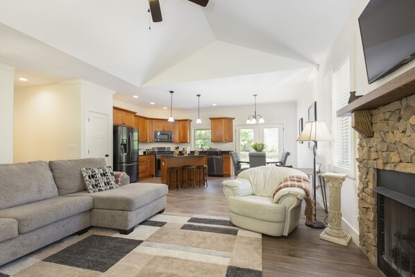 Smart TV - LONG-TERM DISCOUNTED STAYS WELCOME!  3BD/2BA in WEST ASHEVILLE  Dog Friendly  (Asheville)