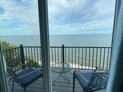 Lakefront 2 bedroom house between Rochester and Niagara Falls, NY