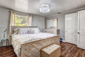 3 bedrooms, iron/ironing board, travel cot, free WiFi