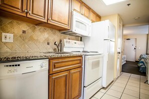 Cafetera y tetera, refrigerador, microondas y horno 