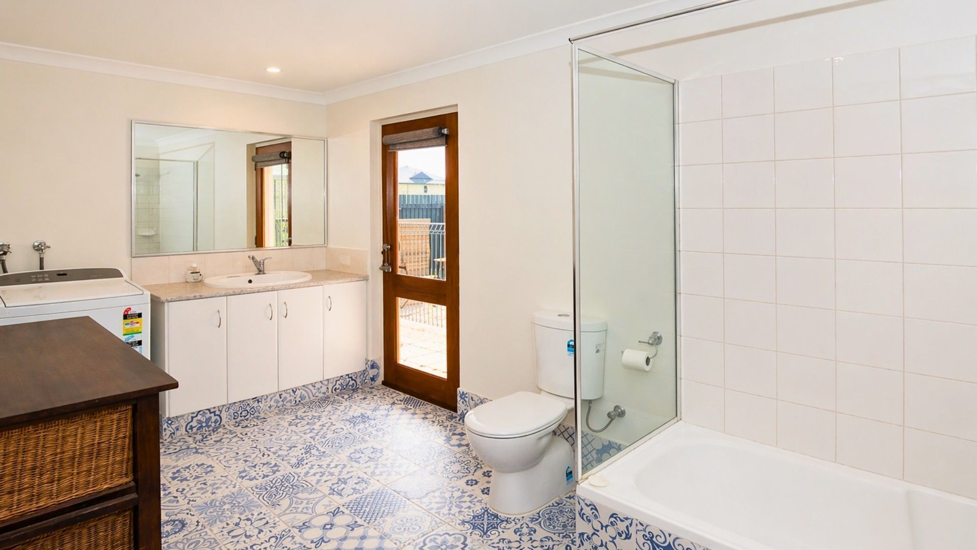 Combined shower/bathtub