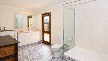 Combined shower/bathtub