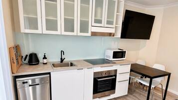 Dishwasher, cookware/dishes/utensils, freezer, dining tables