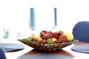 A wicker fruit basket on a table with a placemat. - Apartments Mi&Ni - Two Bedroom Apartment with Balcony and Sea View (Cavtat)