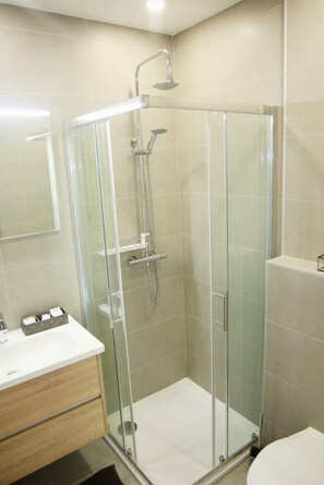 Sèche-cheveux, serviettes fournies