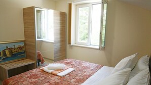 A bedroom with a bed, a painting, a window, and a mirror. - Apartments Mi&Ni - One Bedroom Apartment with Balcony and Sea View (Cavtat)