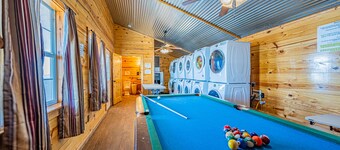 马蹄铁小屋、客房和RV公园